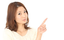 指さしする女性