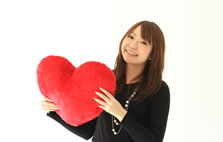 ハートの枕を持つ